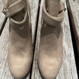 Jennifer Lopez 👢 boot size 7.5